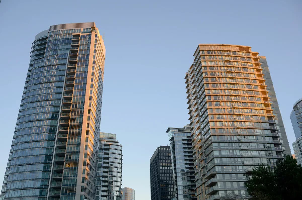 夕阳映照下的温哥华建筑实景，非在售房源